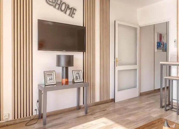 Neuf Bord De - Piscine - Tennis - Boulodrome Dans La