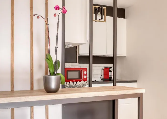 Neuf Bord De - Piscine - Tennis - Boulodrome Dans La *