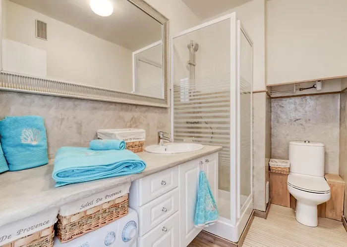 Neuf Bord De - Piscine - Tennis - Boulodrome Dans La