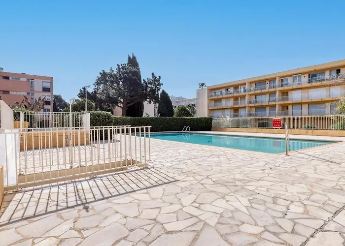 Neuf Bord De - Piscine - Tennis - Boulodrome Dans La