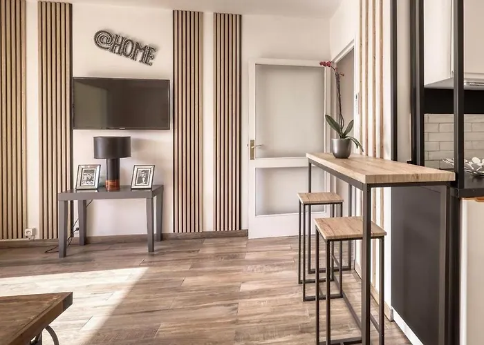 Neuf Bord De - Piscine - Tennis - Boulodrome Dans La *